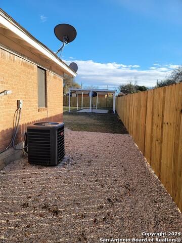 Listing photo id 17 for 516 Holland St E