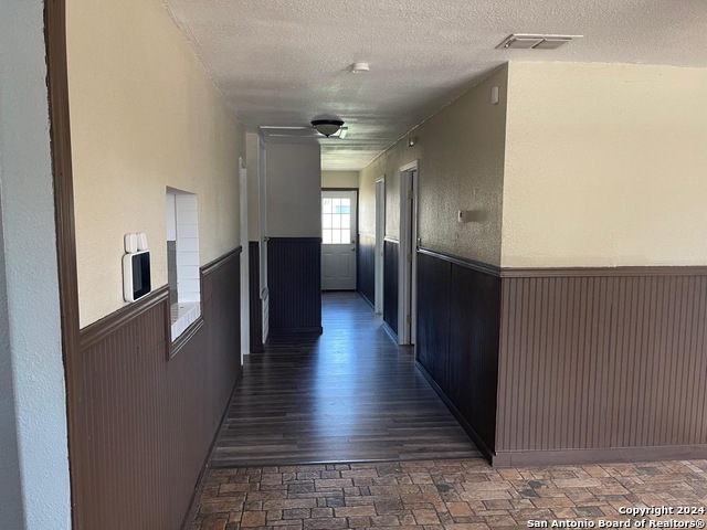 Listing photo id 1 for 516 Holland St E