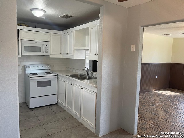 Listing photo id 3 for 516 Holland St E