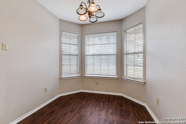Listing photo id 8 for 7255 Webbwood