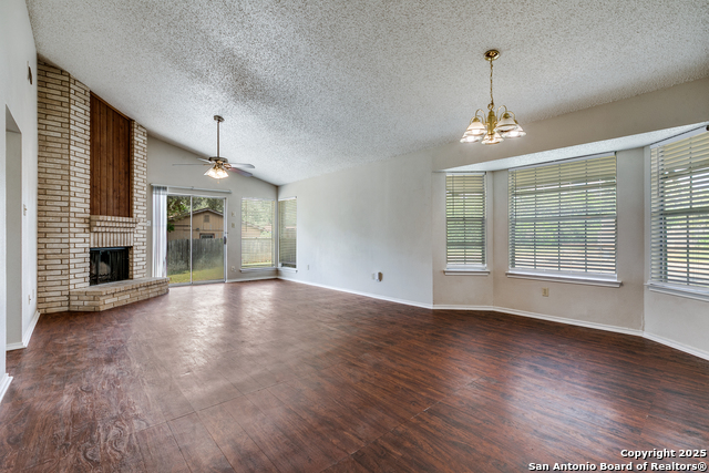 Listing photo id 2 for 7255 Webbwood