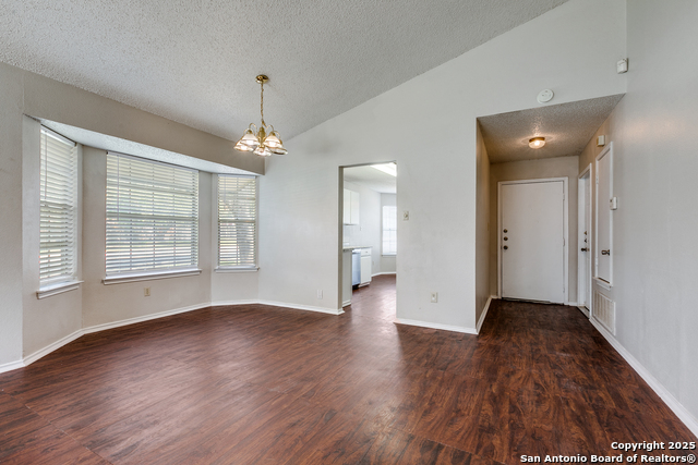 Listing photo id 3 for 7255 Webbwood
