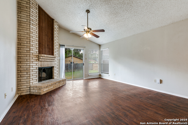 Listing photo id 4 for 7255 Webbwood
