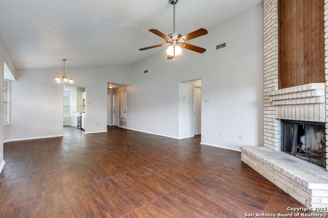 Listing photo id 5 for 7255 Webbwood