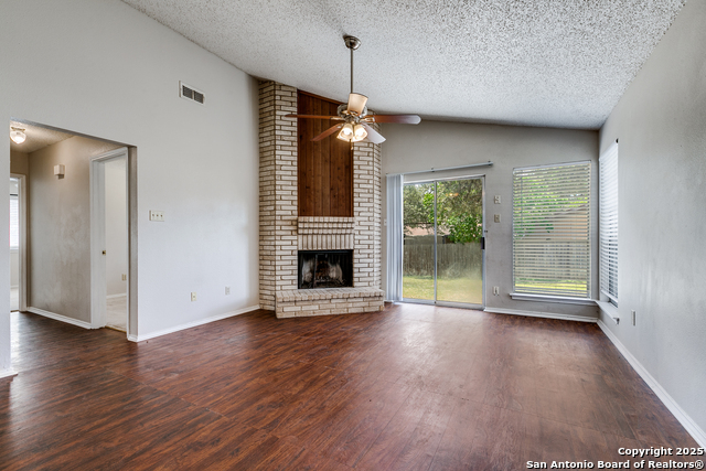 Listing photo id 6 for 7255 Webbwood