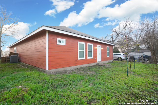 Image 23 of 33 For 3723 Commercial