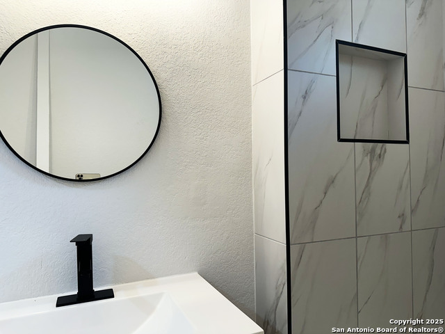 Image 17 of 35 For 325 Robert E Lee