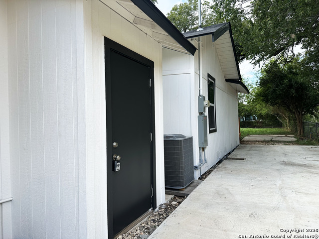 Image 28 of 35 For 325 Robert E Lee