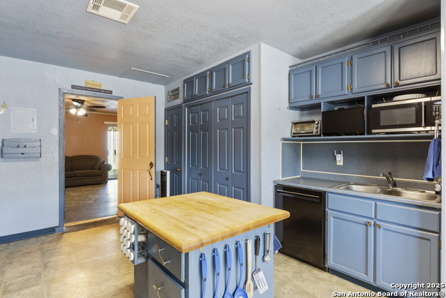 Listing photo id 13 for 5119 Oldstead St.