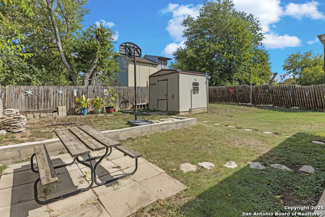 Listing photo id 21 for 5119 Oldstead St.