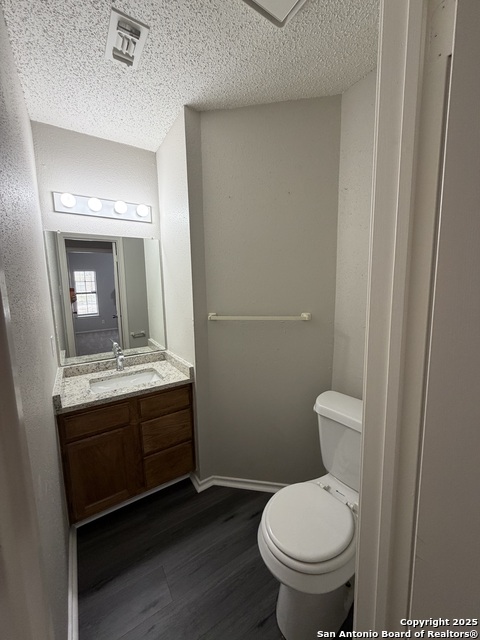 Listing photo id 19 for 7338 Estrid Trail