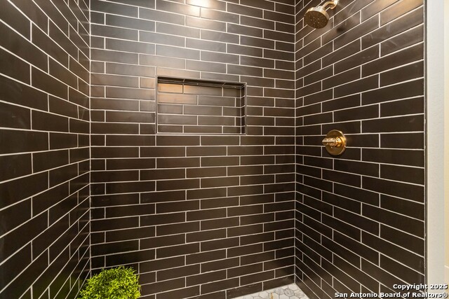 Listing photo id 26 for 631 Robinhood