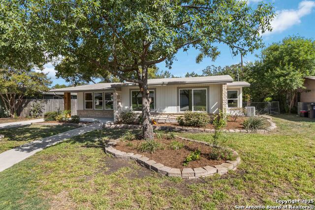 Listing photo id 2 for 631 Robinhood