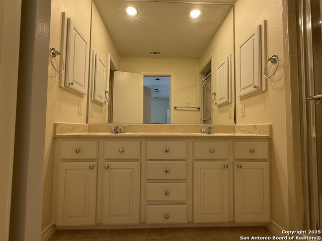 Image 22 of 29 For 11001 Wurzbach 606