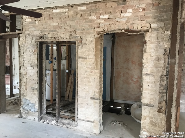 Listing photo id 3 for 233 Travis W