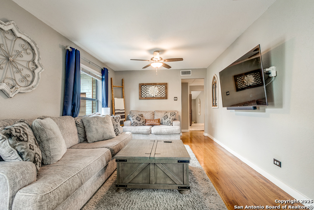 Image 10 of 39 For 715 Oakwood Dr