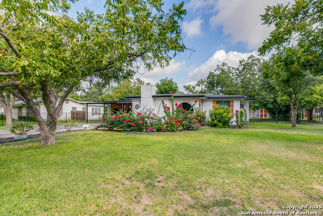 Image 2 of 39 For 715 Oakwood Dr