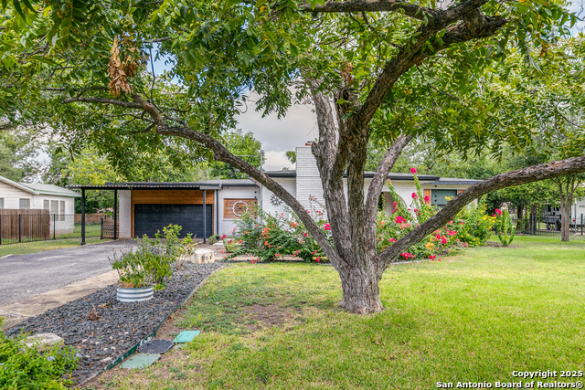 Image 3 of 39 For 715 Oakwood Dr