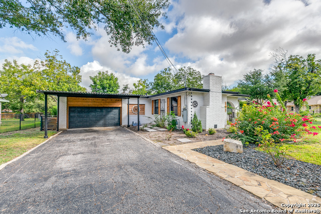 Image 4 of 39 For 715 Oakwood Dr