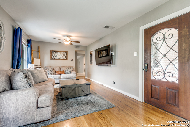 Image 8 of 39 For 715 Oakwood Dr
