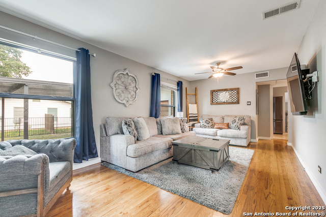 Image 9 of 39 For 715 Oakwood Dr
