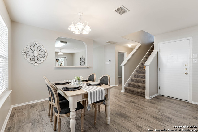 Listing photo id 3 for 8903 Meadow Springs