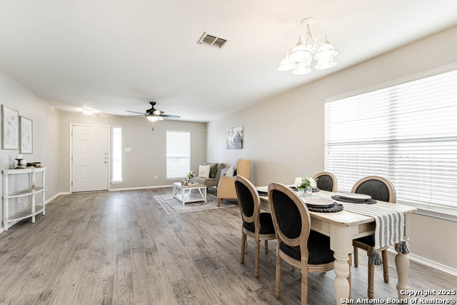 Listing photo id 5 for 8903 Meadow Springs