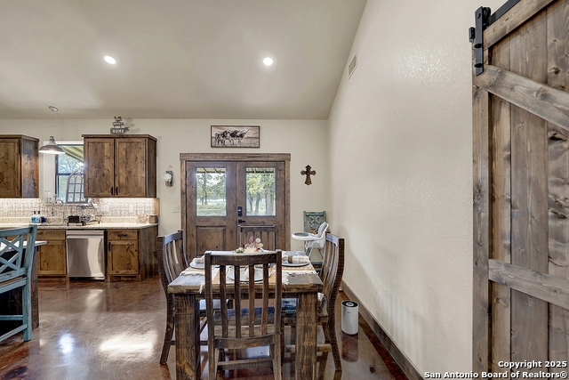 Listing photo id 15 for 1150 Orchard Park Blvd.