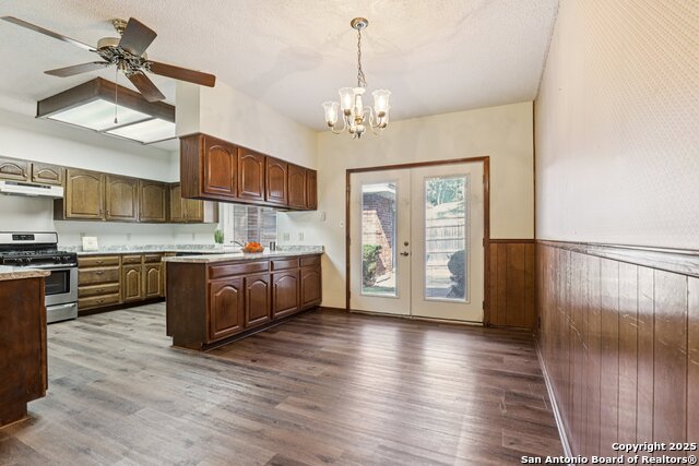 Listing photo id 13 for 10134 Jandre Pl
