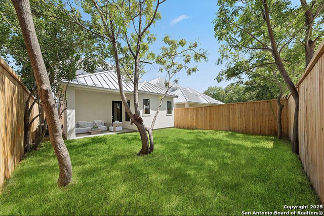 Image 19 of 26 For 212 Melrose E