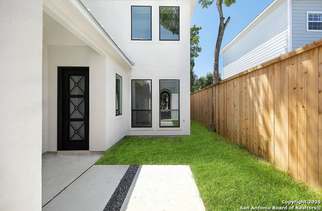 Image 3 of 26 For 212 Melrose E
