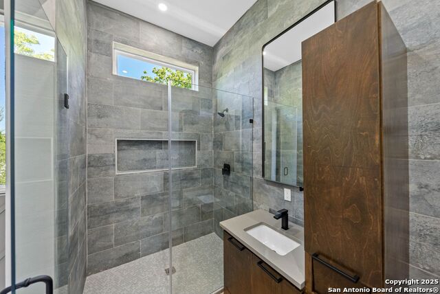 Listing photo id 12 for 108 Vine  102