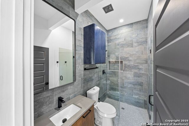 Listing photo id 17 for 108 Vine  102