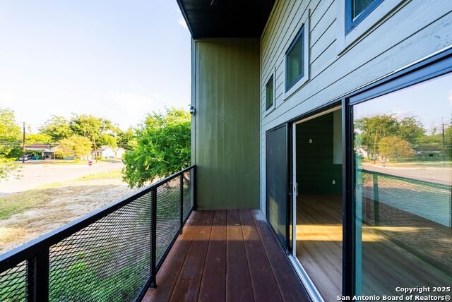 Listing photo id 22 for 108 Vine  102