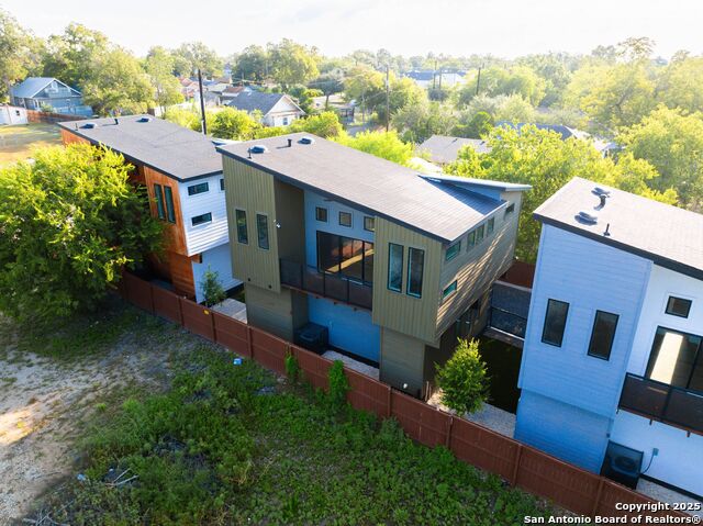 Listing photo id 28 for 108 Vine  102