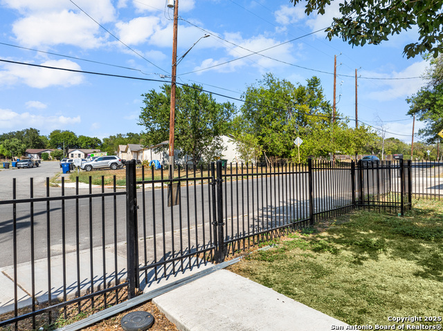 Image 35 of 44 For 846 Sutton  