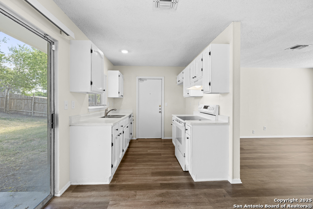 Listing photo id 2 for 922 Saddlebrook