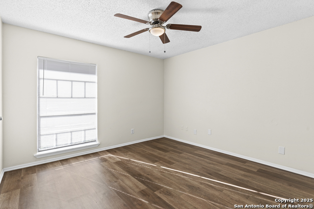 Listing photo id 3 for 922 Saddlebrook