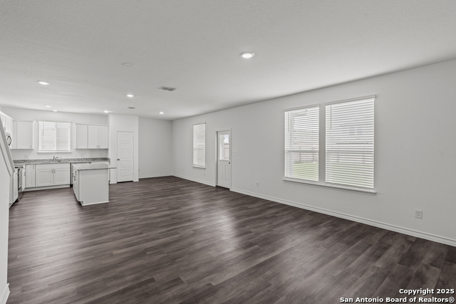 Listing photo id 8 for 4161 Bermuda Ln