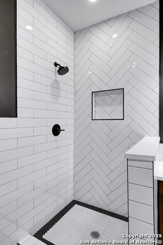 Image 19 of 36 For 211 Queen Anne Ct