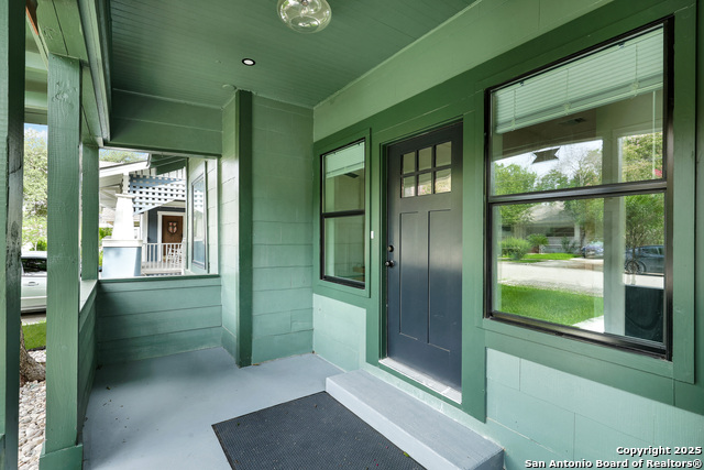 Image 3 of 36 For 211 Queen Anne Ct