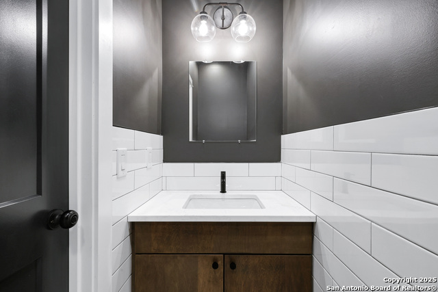 Image 7 of 36 For 211 Queen Anne Ct