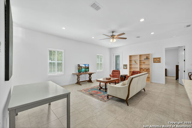 Image 10 of 48 For 317 E El Paso St