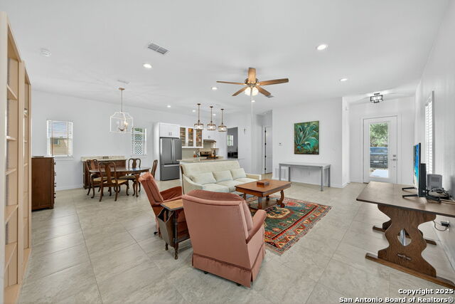 Image 11 of 48 For 317 E El Paso St