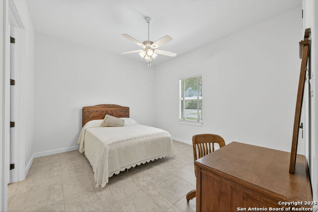 Image 18 of 48 For 317 E El Paso St