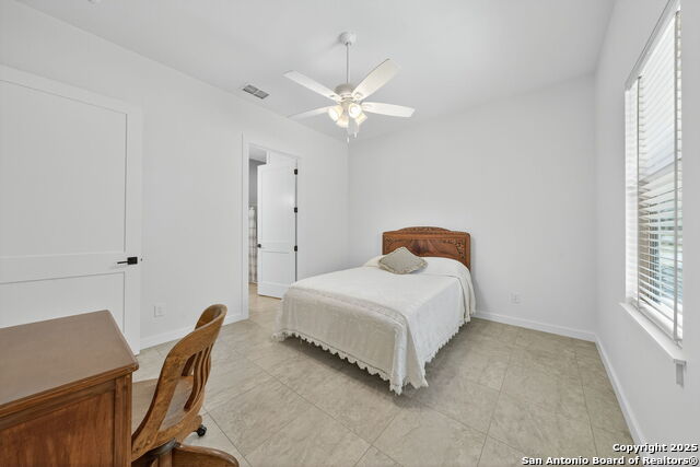 Image 19 of 48 For 317 E El Paso St