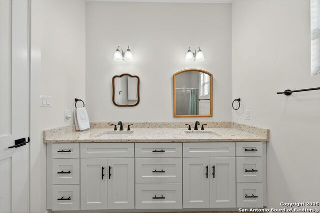 Image 28 of 48 For 317 E El Paso St