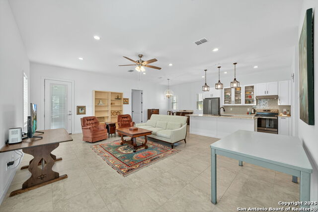 Image 5 of 48 For 317 E El Paso St