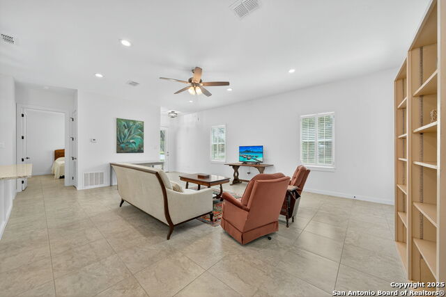 Image 6 of 48 For 317 E El Paso St