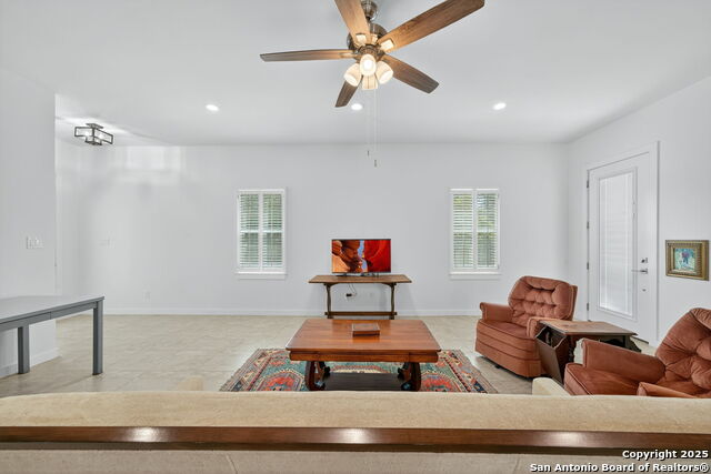 Image 8 of 48 For 317 E El Paso St